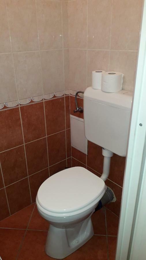 Annika Apartman Eger Buitenkant foto